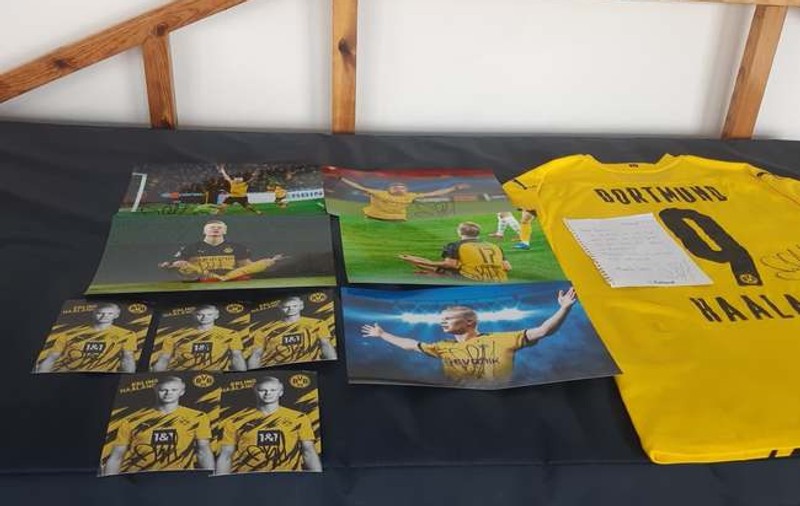Erling Haaland a trimis un tricou cu autograf Asociației SOS Autism Bihor