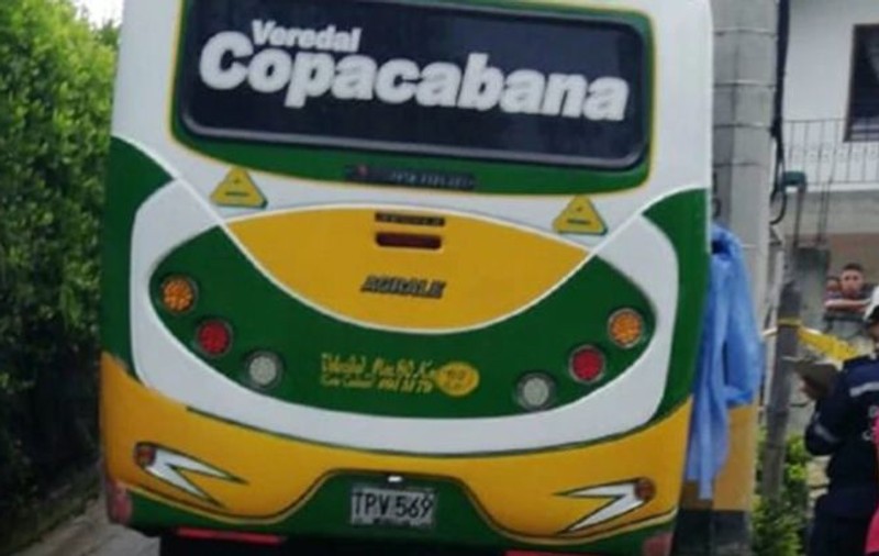 Un copil de 14 ani a murit după ce a scos capul pe geamul unui autobuz! Impactul cu stâlpii de electricitate i-a fost fatal