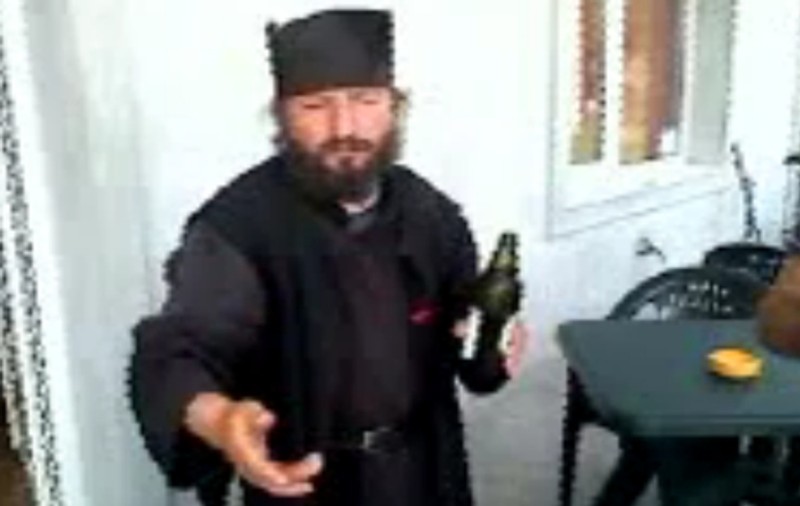 Un călugăr, cu berea în mână: "Du-te, bă, în p..a mea!"