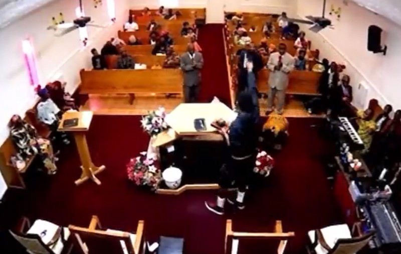 VIDEO Un bărbat din Tennessee a scos pistolul în timpul unei slujbe, dar a fost pus la pământ și dezarmat de pastor