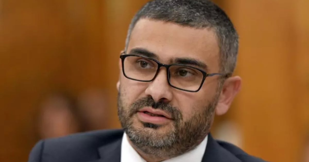 Florin Manole în costum negru, cămașă albă, cu cravată la gât