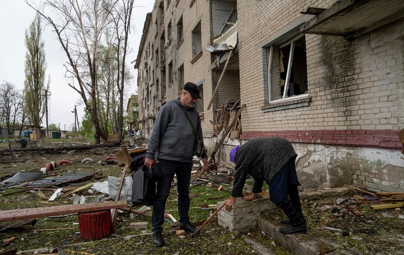 Viața în Harkov, unde rușii bombardează intens și distrug infrastructura energetică. „Doamne, iartă-mă că-mi părăsesc casa, binecuvântează-mi drumul”