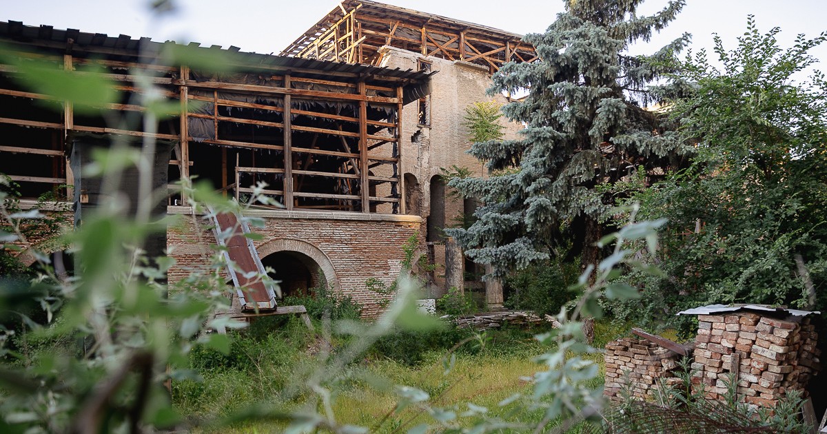 Palatul Voievodal Curtea Veche cu schele pe el