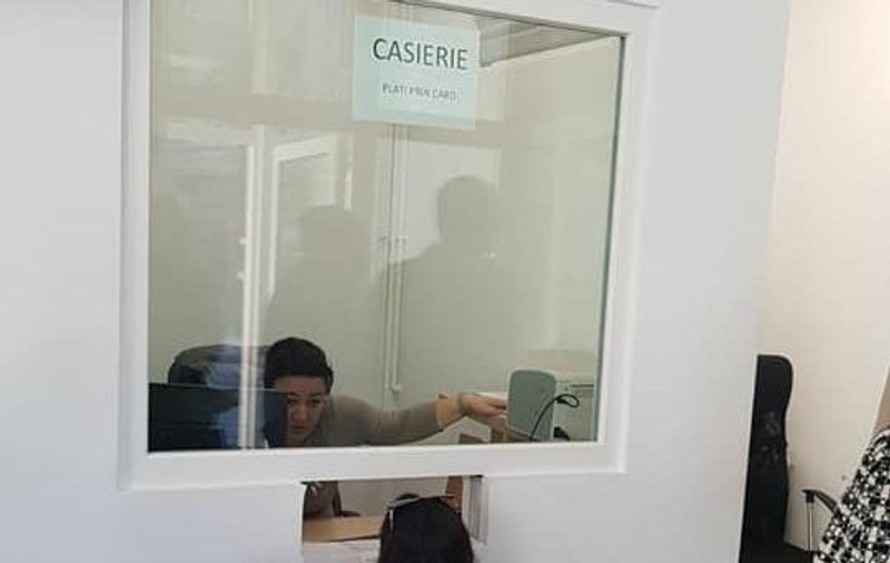 FOTO VIRAL/ În genunchi, în fața ghișeului de la Direcția de Taxe și Impozite Locale din Sectorul 5. Cum comentează primarul imaginile