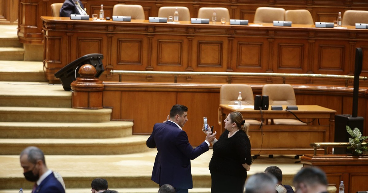 George Simion și Diana Șoșoacă, pe când se certauîn Parlaentul României FOTO Dumitru Angelescu