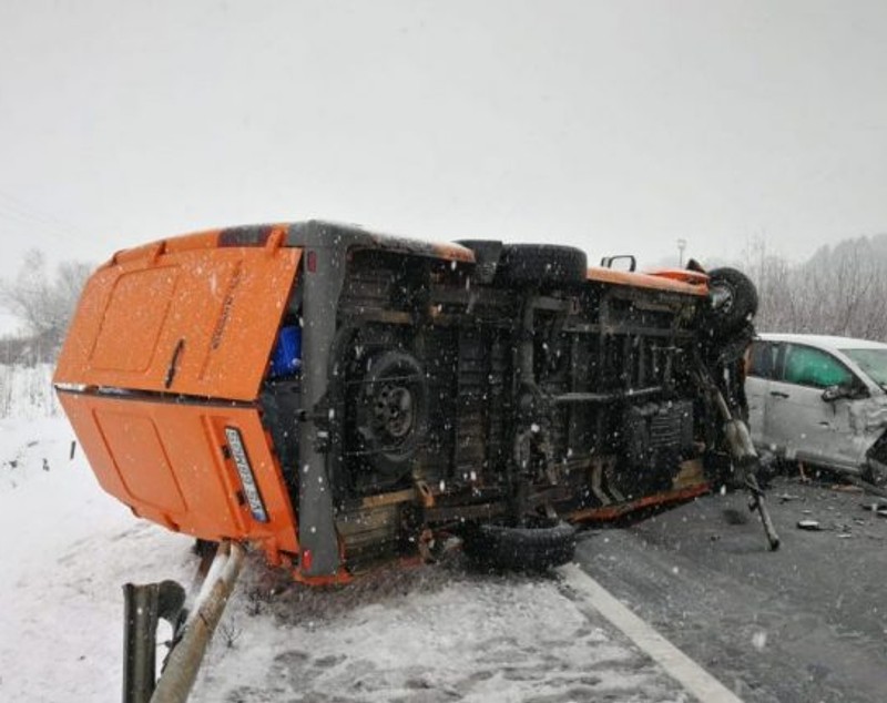 UPDATE/ Ce au aflat polițiștii despre șoferul vinovat de producerea accidentului din județul Sibiu. Zece oameni au ajuns la spital din această cauză