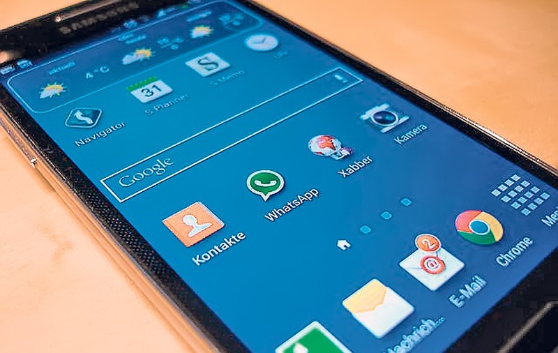 Iar suntem puşi pe cheltuială! Tabletele şi telefoanele inteligente s-au ieftinit şi cu 40% faţă de anul trecut