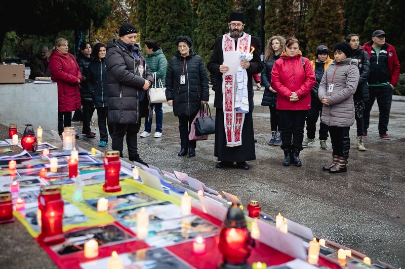 Preotul Adrian Filimon a ținut o slujbă pentru cei decedați