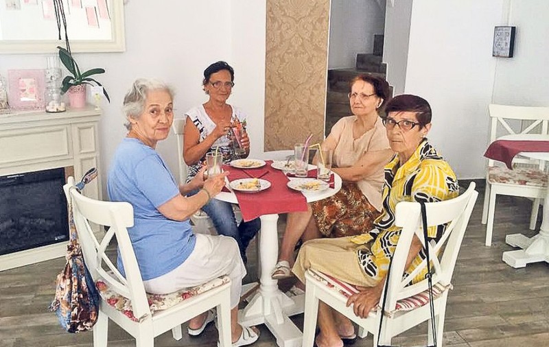 Se răcoresc la o limonadă «în aşteptare»