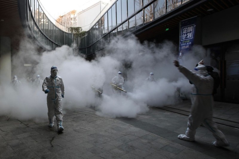 Operațiune de dezinfectare în orașul Xi'an. FOTO: Profimedia
