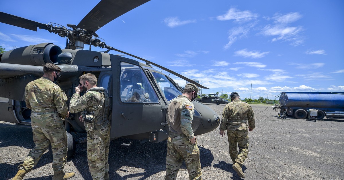 Povestea elicopterelor Black Hawk: denumite după un lider amerindian, folosite în Irak, Afganistan și la invazia Grenadei. Elicopter Black Hawk cu militari pe lângă el