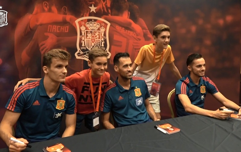 VIDEO | Fotbaliștii spanioli au dat autografe și au făcut poze cu fanii fideli