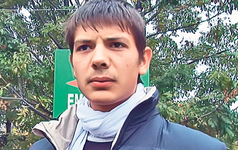 Acuză medicii că i-au uitat două comprese în picior