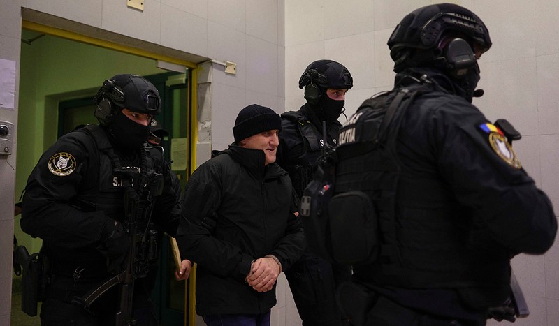 Horațiu Potra, pe Aeroportul Otopeni, sub escorta Poliției. Foto: Octav Ganea / Inquam Photos