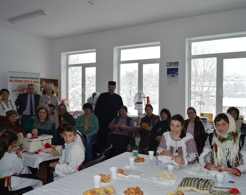 REPORTAJ/Un fel de alternativă a Facebook-ului! Șezătoarea din Vaslui, locul unde oamenii socializează și transmit ce știu