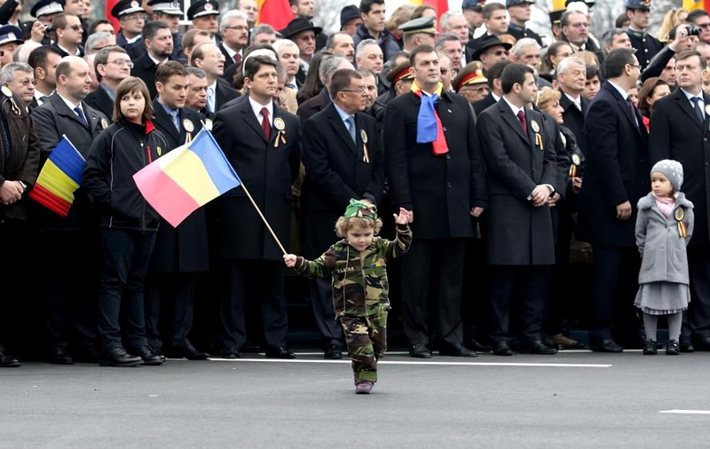 Elena Bălțătescu are 9 ani și de 7 “defilează” în fiecare an în uniformă: “Vreau să fiu și eu ca tata!”