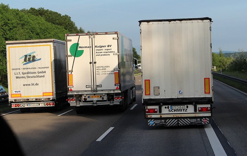 Șofer român de TIR tras pe dreapta și amendat după o „cursă a elefanților”, pe o autostradă din Germania