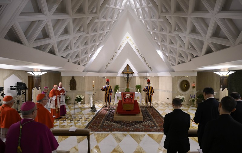 Ce poartă participanții la înmormântarea Papei și de ce va fi Francisc I îmbrăcat în roșu