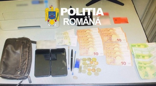 Un bărbat de 66 de ani a fost reținut în Vama Galați după ce a furat o borsetă cu 3.000 de euro dintr-un restaurant din Aeroportul Otopeni. Imagine cu caracter ilustrativ. Foto: Poliția Română