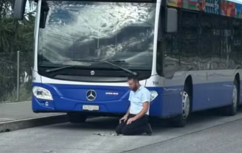 Un șofer de autobuz, aflat în timpul serviciului, și-a întins un covoraș în fața vehiculului și s-a rugat, în Elveția
