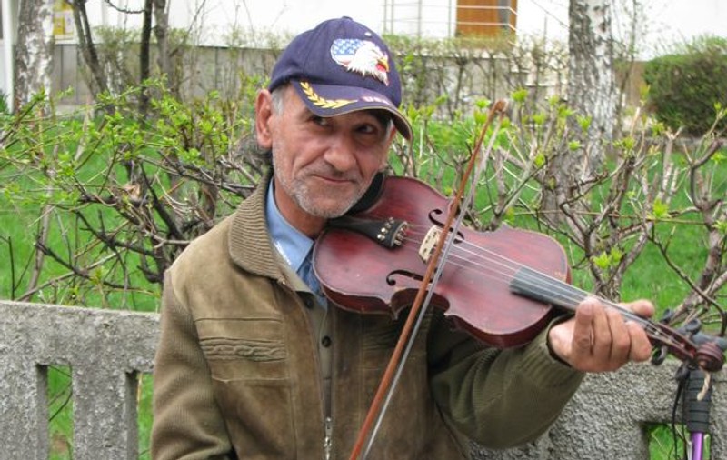 Nu are o mână, dar cântă la vioară ca un adevărat artist