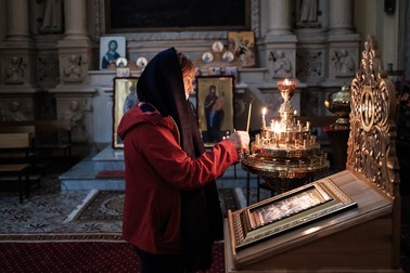Marcela, 57 de ani, lucrează ca badantă în orașul Lecce, unde îngrijește o bătrână de 96 de ani. În orele ei libere, merge să se roage la Biserica Românească Ortodoxă din oraș. Lecce, Italia, mai 2022