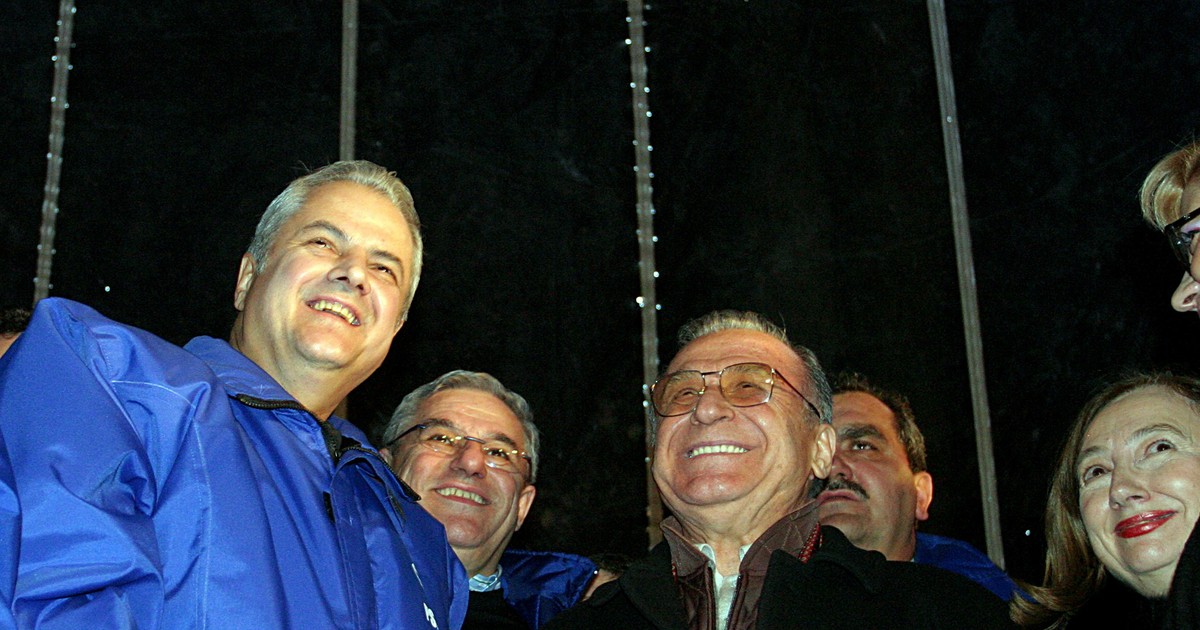 Adrian Năstase şi Ion Iliescu ar putea rămâne fără titlul de cetăţean de onoare al orașului Iași. Proiectul aflat în dezbaterea Primăriei