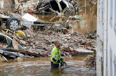 Orașul belgian Pepinster: un pompier, în timpul intervențiilor de salvare | Foto: EPA