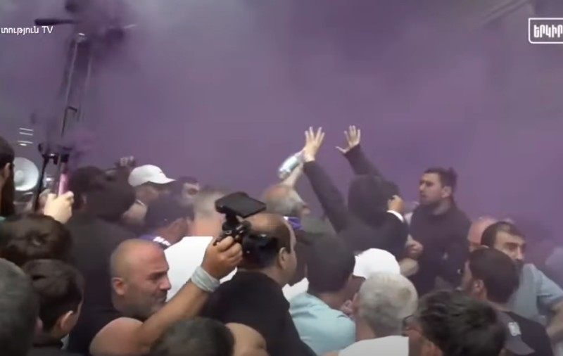 Noi proteste la Erevan, din cauza acordului cu Azerbaidjan. Manifestanții au aruncat cu grenade fumigene și s-au bătut cu Poliția | VIDEO