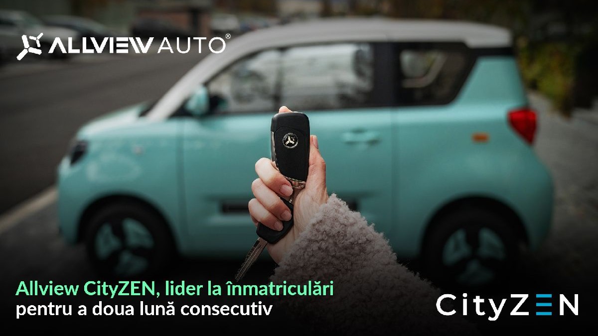 O mașină electrică Allview CityZEN verde, în plan secund, în spatele unei persoane care ține în mână o cheie.
