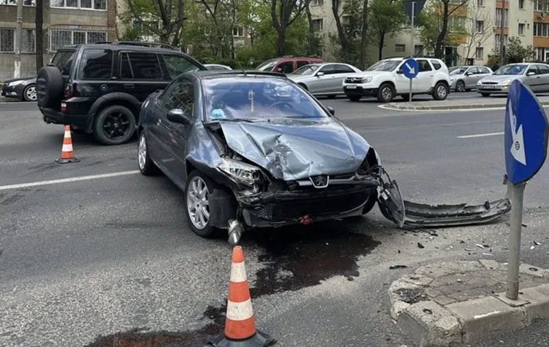 O șoferiță de 83 de ani, din Timișoara, victimă într-un accident pe care l-a provocat când a virat spre o parcare