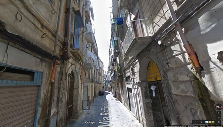 Pe aceasta strada din Castellammare di Stabia ar sta italienii care controleaza Clubul Bamboo