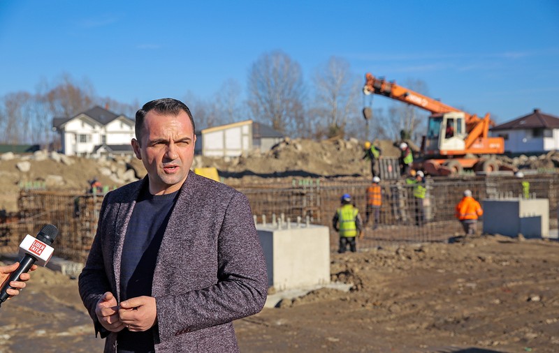 Ce regie a pus la cale primarul din Târgoviște pentru Libertatea: stadionul cu expertiza falsă, umplut cu muncitori, de ochii presei