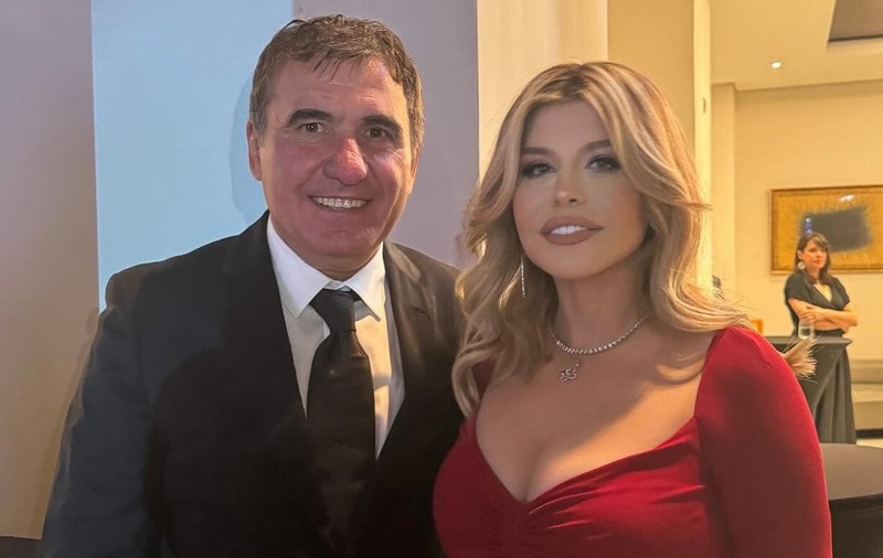 Cum s-a pozat Loredana Groza alături de Gheorghe Hagi la dineul Generației de Aur. Ținuta cântăreței a atras atenția