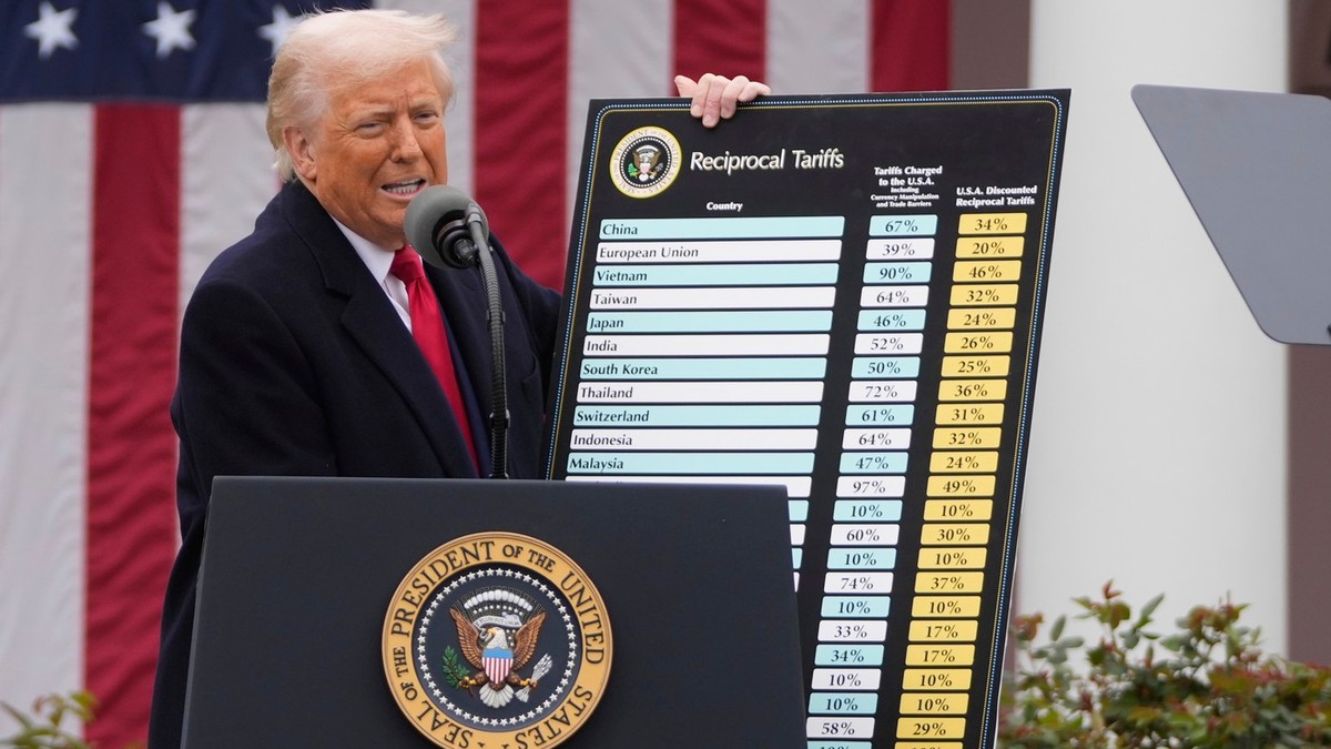 Președintele Donald Trump vorbește în timpul unui eveniment de anunțare a noilor tarife în Grădina Trandafirilor de la Casa Albă