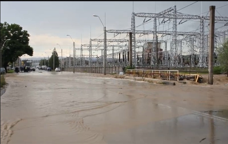Ploile au făcut ravagii în țară! Mașini luate de viitură și zeci de gospodării inundate FOTO