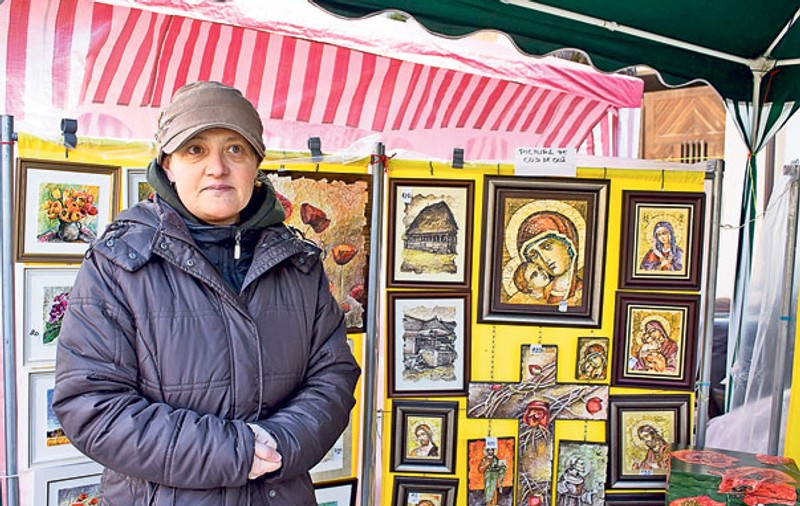 O profesoară din Târgu Mureş s-a perfecţionat într-o artă neobişnuită! Face picturi pe coji de ouă
