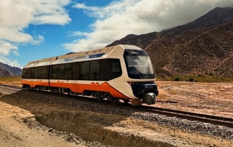 În nordul Argentinei, în provincia Jujuy, unde soarele strălucește aproape neîntrerupt, o inițiativă revoluționară transformă transportul feroviar. Sursă foto Instagram/ trensolaroficial