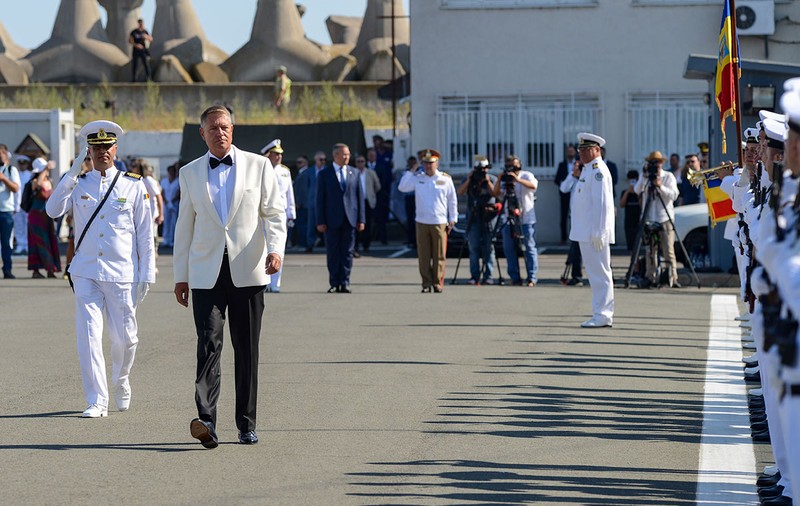 Ținuta lui Klaus Iohannis la Ziua Marinei, motiv de glume pe rețelele de socializare