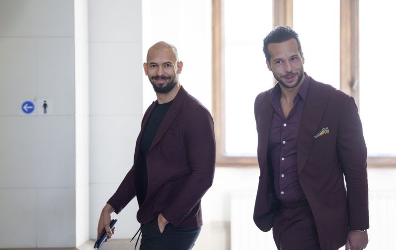 O americancă îi acuză pe frații Tate că au adus-o în România și au obligat-o să se prostitueze. Andrew și Tristan, primul proces în Statele Unite