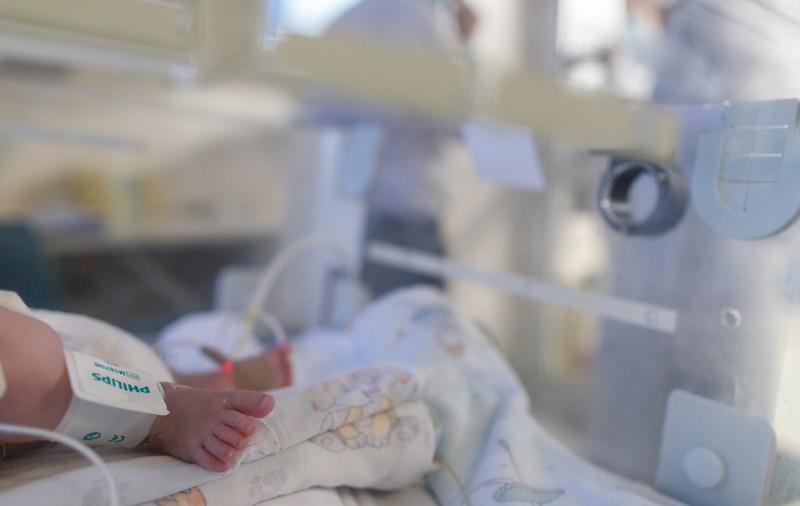 O tânără de 20 de ani, infectată cu COVID, a murit la două zile de când a născut prematur