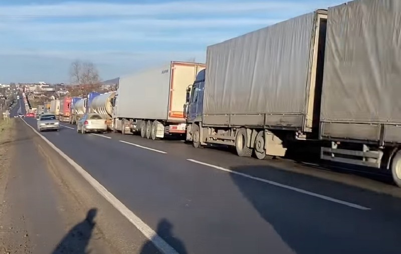 Coloană de camioane de 25 de kilometri, la Vama Siret. Șoferii așteaptă 15 ore ca să intre în Ucraina
