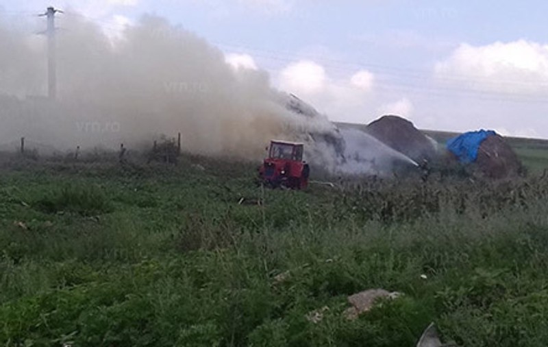 Incendiu puternic la stână lângă Bârlad. Mașina de pompieri a rămas împotmolită