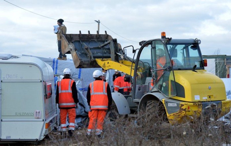 O parte a „junglei” din Calais, demolată în prezența poliției. Ciocniri între imigranți și forțele de ordine / FOTO + VIDEO