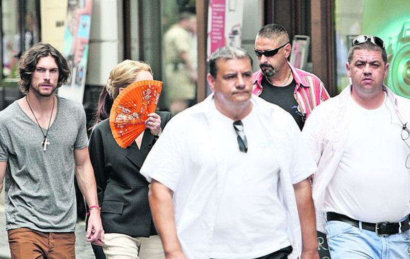 Sharon Stone, ascunsă după evantai