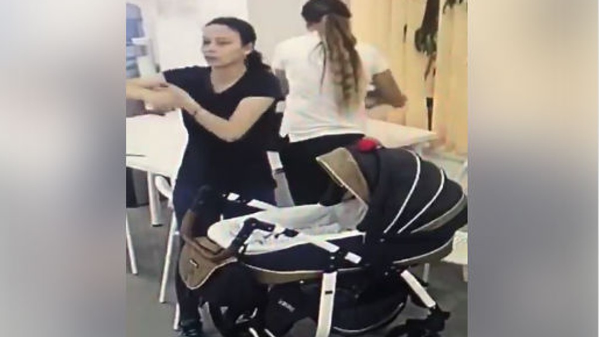 Două femei au furat încălzitorul de biberoane. Momentul furtului, surprins de camerele de supraveghere. Lângă ce le două femei se află un cărucior de copil
