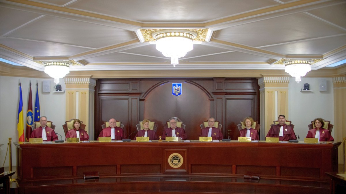 Curtea Constituțională este formată din 9 judecători, inclusiv președintele, Marian Enache