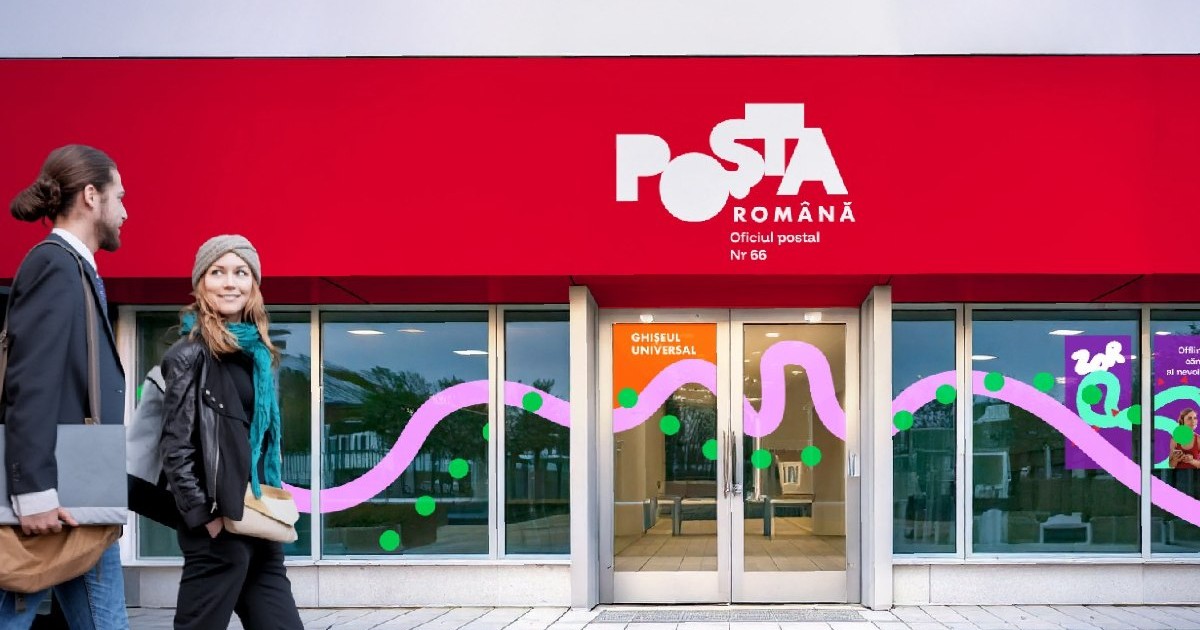 Doi tineri trec prin fața unui ghișeu al poștei Române, care are noul logo