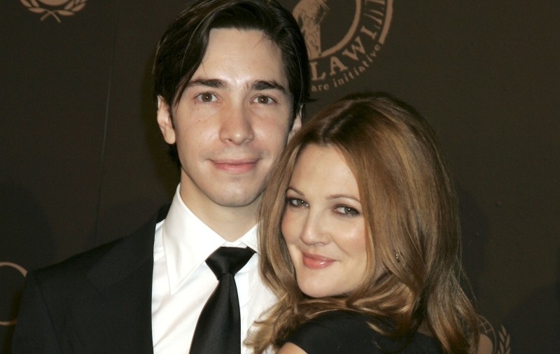 Drew Barrymore s-a logodit... pe Facebook