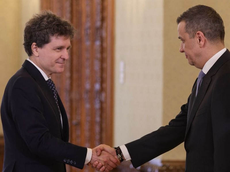 Nicușor Dan și Sorin Grindeanu își strâng mâna.
